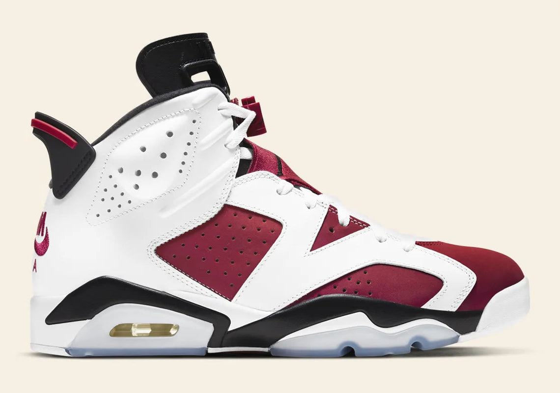 Air Jordan 6 Retro Carmine 2021 CT8529-106 en cuir blanc et nubuck rouge Carmine avec détails noirs, Nike Air et semelle translucide vue de profil. 