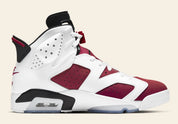 Air Jordan 6 Retro Carmine 2021 CT8529-106 en cuir blanc et nubuck rouge Carmine avec détails noirs, Nike Air et semelle translucide vue de profil intérieur. 