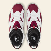 Air Jordan 6 Retro Carmine 2021 CT8529-106 en cuir blanc et nubuck rouge Carmine avec détails noirs, Nike Air et semelle translucide vue du dessus. 