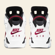 Air Jordan 6 Retro Carmine 2021 CT8529-106 en cuir blanc et nubuck rouge Carmine avec détails noirs, Nike Air et semelle translucide vue de derrière. 