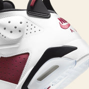 Vue zoomée sur les détails arrières de la Air Jordan 6 Retro Carmine 2021 CT8529-106 en cuir blanc et nubuck rouge Carmine avec détails noirs, Nike Air et semelle translucide.