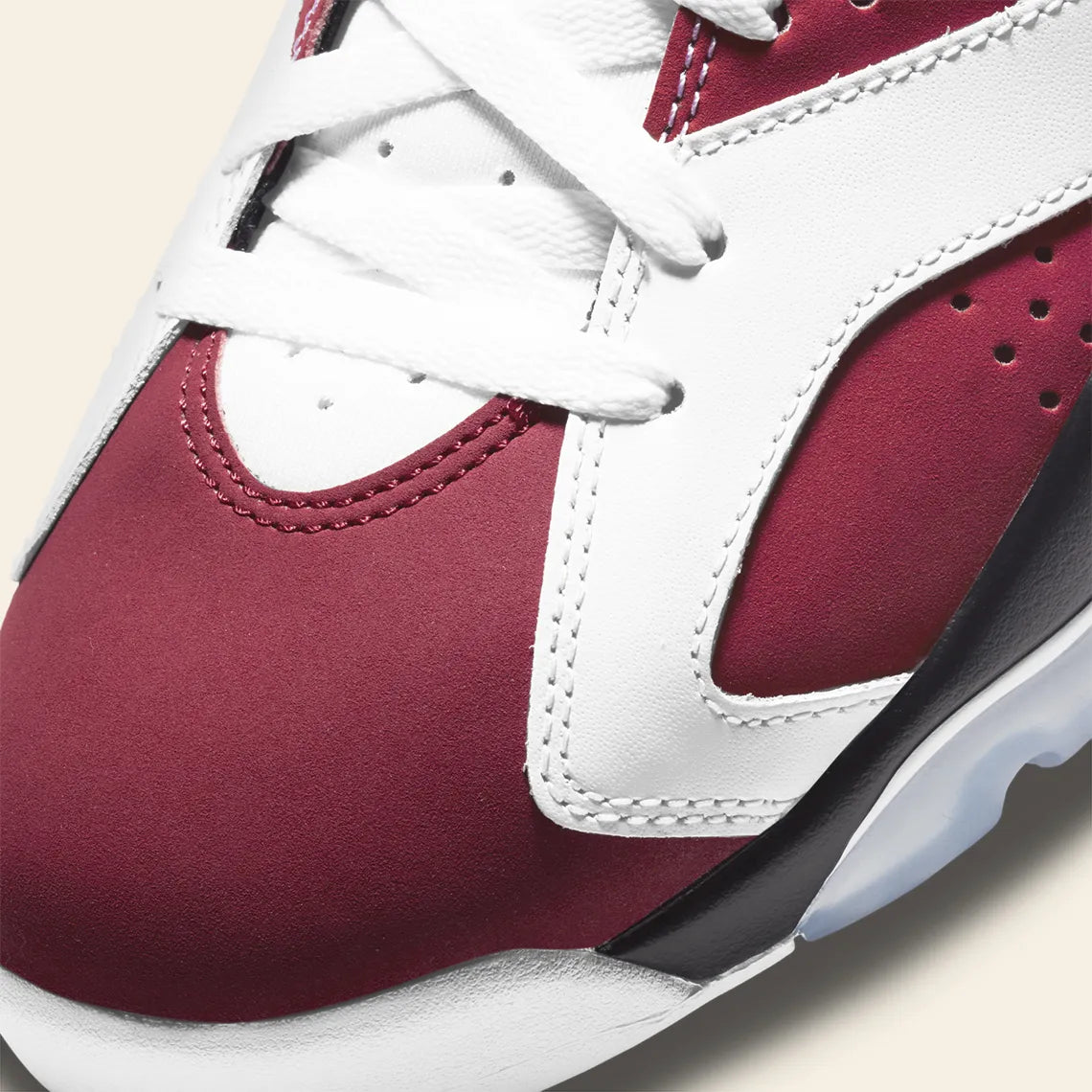 Vue zoomée sur les détails avant de la Air Jordan 6 Retro Carmine 2021 CT8529-106 en cuir blanc et nubuck rouge Carmine avec détails noirs, Nike Air et semelle translucide.