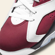 Vue zoomée sur les détails avant de la Air Jordan 6 Retro Carmine 2021 CT8529-106 en cuir blanc et nubuck rouge Carmine avec détails noirs, Nike Air et semelle translucide.