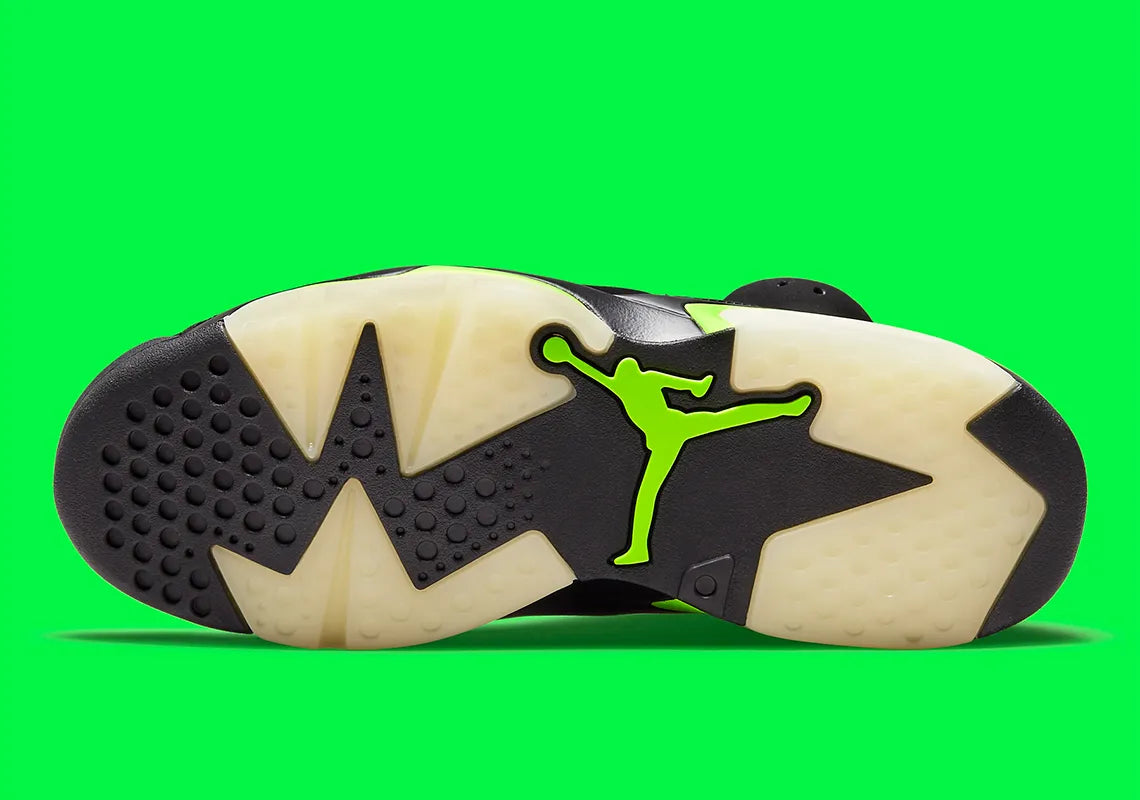 Air Jordan 6 Retro Electric Green en nubuck noir avec accents Electric Green, Jumpman, lace lock et semelle translucide.