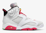 Air Jordan 6 Retro Hare CT8529-062 en cuir blanc et gris avec accents True Red, détails noirs, lace lock et semelle extérieure translucide.