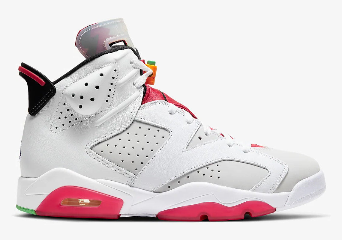 Air Jordan 6 Retro Hare CT8529-062 en cuir blanc et gris avec accents True Red, détails noirs, lace lock et semelle extérieure translucide.