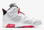 Air Jordan 6 Retro Hare CT8529-062 en cuir blanc et gris avec accents True Red, détails noirs, lace lock et semelle extérieure translucide.