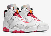 Air Jordan 6 Retro Hare CT8529-062 en cuir blanc et gris avec accents True Red, détails noirs, lace lock et semelle extérieure translucide.