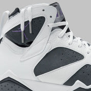 Vue zoomée sur les détails de la Air Jordan 7 Retro Flint CU9307-100 en cuir blanc et suède Flint Grey avec accents Varsity Purple, détails noirs et semelle multicolore.
