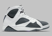 Air  Jordan 7 Retro Flint CU9307-100 en cuir blanc et suède Flint Grey avec accents Varsity Purple, détails noirs et semelle multicolore vue de profil intérieur. 