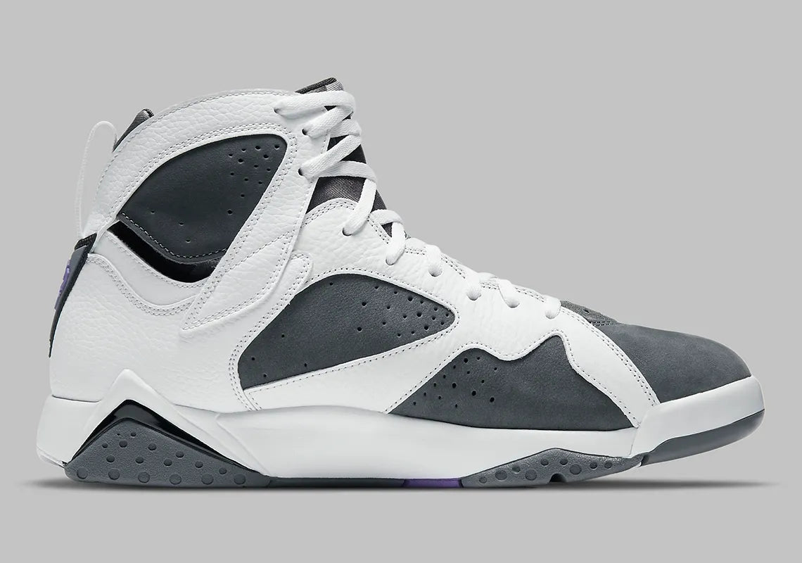 Air  Jordan 7 Retro Flint CU9307-100 en cuir blanc et suède Flint Grey avec accents Varsity Purple, détails noirs et semelle multicolore vue de profil intérieur. 