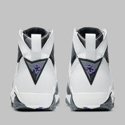 Air Jordan 7 Retro Flint CU9307-100 en cuir blanc et suède Flint Grey avec accents Varsity Purple, détails noirs et semelle multicolore vue de derrière. 