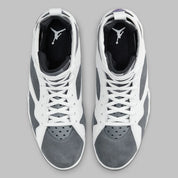 Air Jordan 7 Retro Flint CU9307-100 en cuir blanc et suède Flint Grey avec accents Varsity Purple, détails noirs et semelle multicolore vue du dessus. 