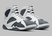 Air Jordan 7 Retro Flint CU9307-100 en cuir blanc et suède Flint Grey avec accents Varsity Purple, détails noirs et semelle multicolore vue de 3/4 arrière. 
