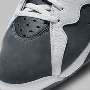 Vue zoomée sur la toe box de la Air Jordan 7 Retro Flint CU9307-100 en cuir blanc et suède Flint Grey avec accents Varsity Purple, détails noirs et semelle multicolore.