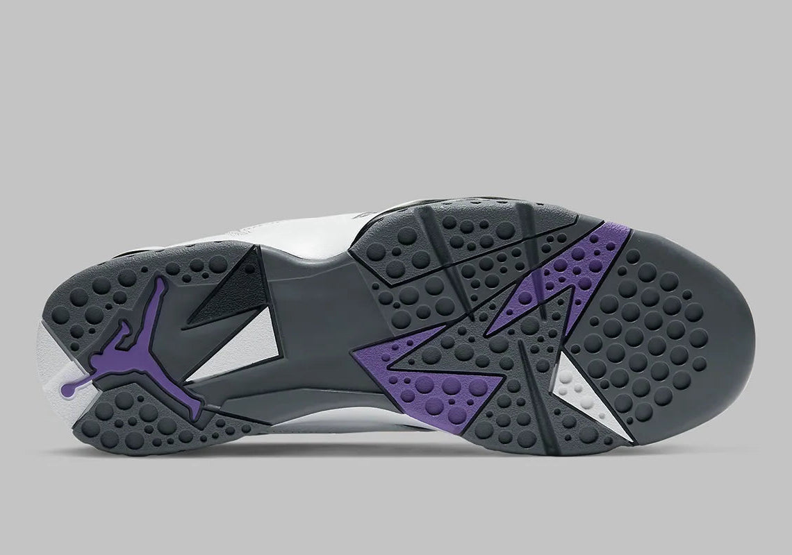 Air Jordan 7 Retro Flint CU9307-100 en cuir blanc et suède Flint Grey avec accents Varsity Purple, détails noirs et semelle multicolore vue du dessous. 