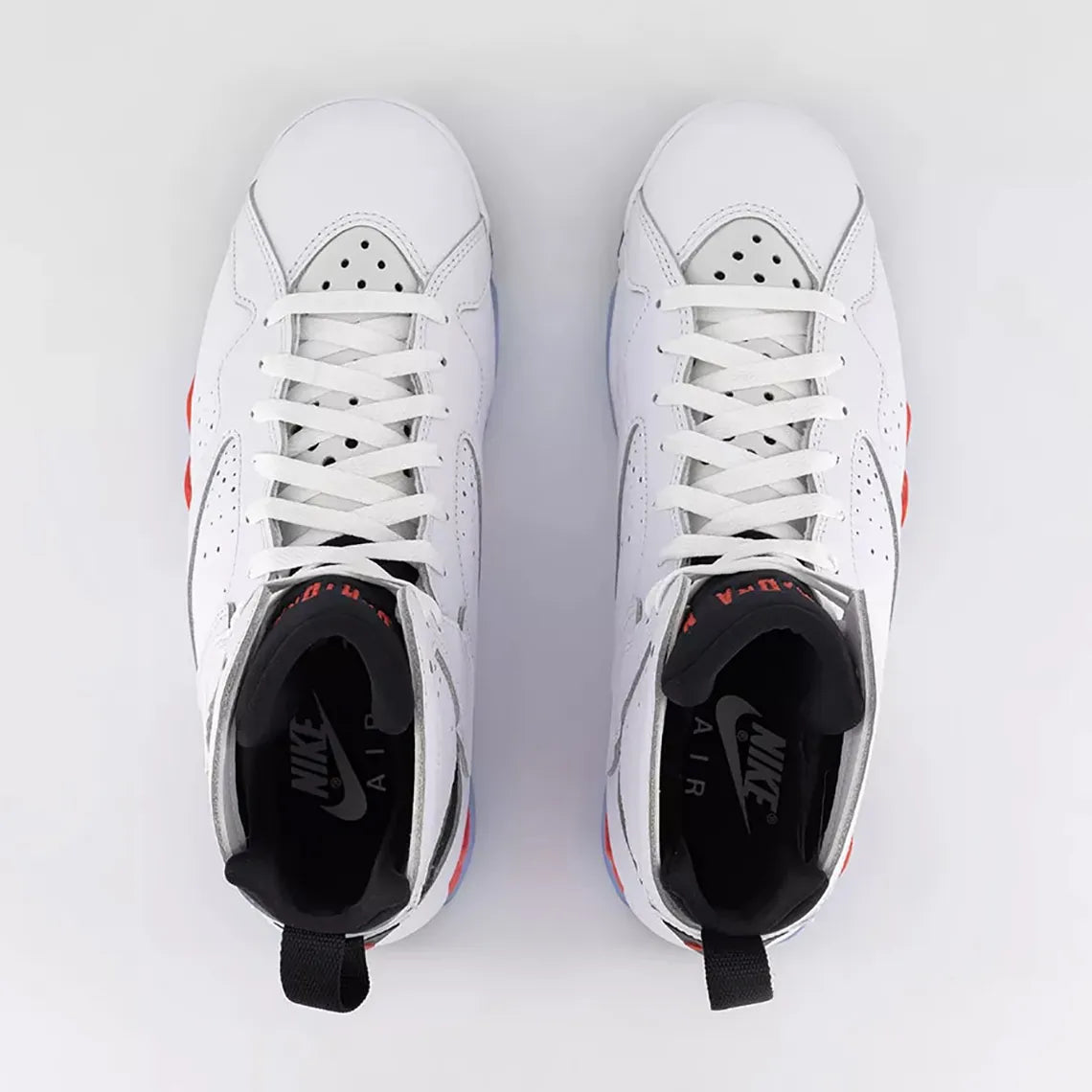 Air Jordan 7 Retro White Infrared CU9307-160 en cuir blanc avec accents rouges Crimson, détails noirs, Jumpman latéral et semelle translucide vue du dessus. 