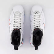 Air Jordan 7 Retro White Infrared CU9307-160 en cuir blanc avec accents rouges Crimson, détails noirs, Jumpman latéral et semelle translucide vue du dessus. 