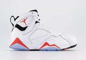 Air Jordan 7 Retro White Infrared CU9307-160 en cuir blanc avec accents rouges Crimson, détails noirs, Jumpman latéral et semelle translucide vue de profil. 