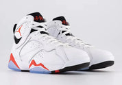 Air Jordan 7 Retro White Infrared CU9307-160 en cuir blanc avec accents rouges Crimson, détails noirs, Jumpman latéral et semelle translucide vue de 3/4 face. 