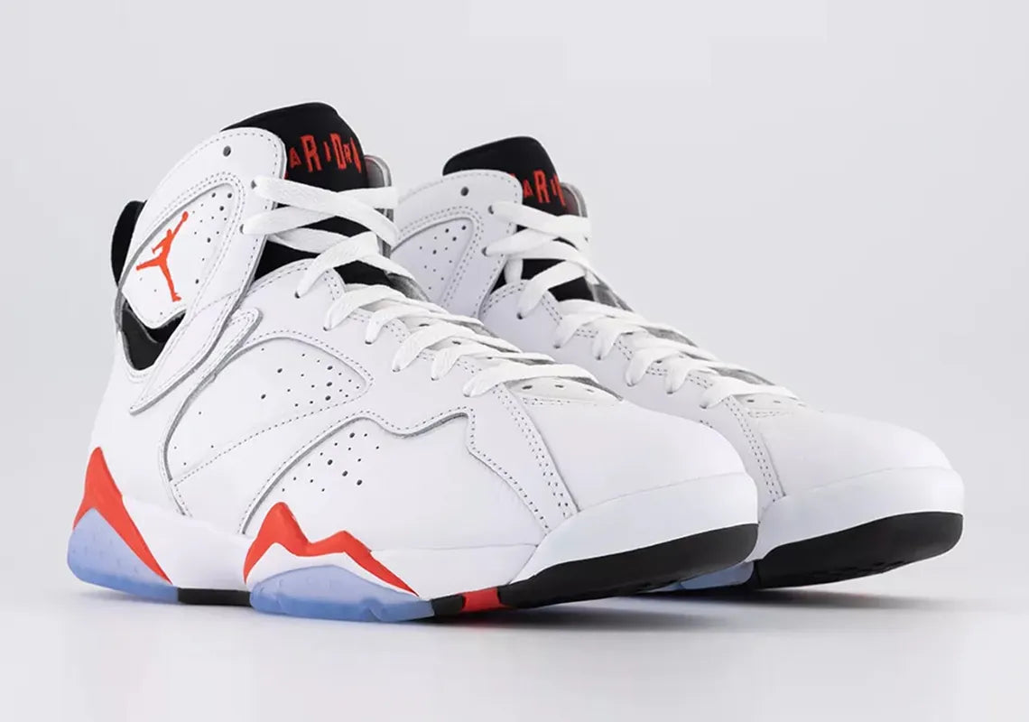 Air Jordan 7 Retro White Infrared CU9307-160 en cuir blanc avec accents rouges Crimson, détails noirs, Jumpman latéral et semelle translucide vue de 3/4 face. 