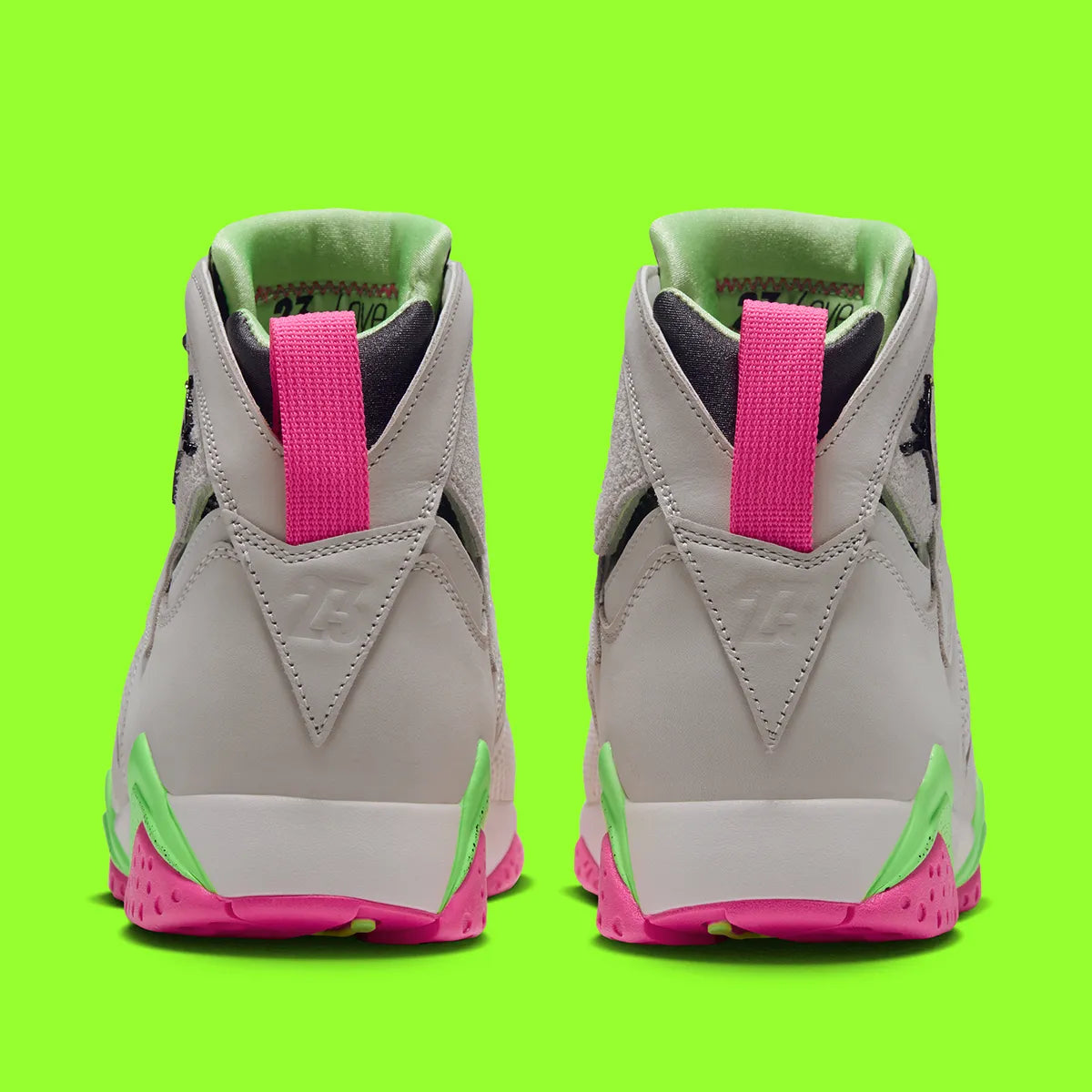Air Jordan 7 Retro Tennis Day IV6508-030 en Phantom gris avec accents Lime Blast et Pink Blast, mesh, cuir, daim et détails rétro tennis vue de derrière. 