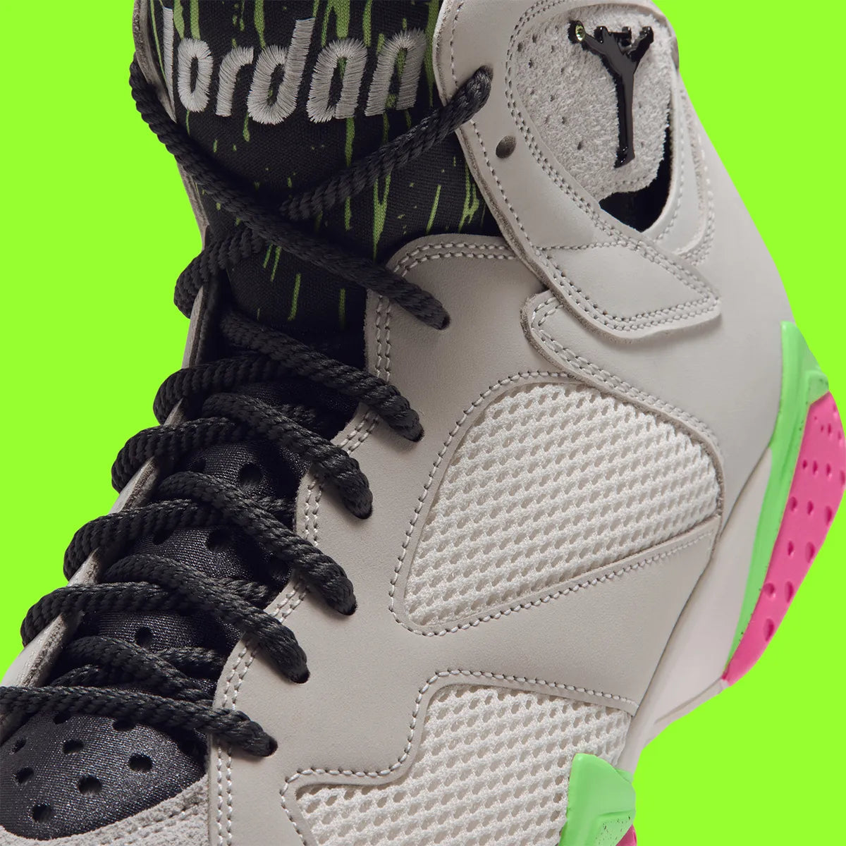 Vue sur les détails latéraux de la Air Jordan 7 Retro Tennis Day IV6508-030 en Phantom gris avec accents Lime Blast et Pink Blast, mesh, cuir, daim et détails rétro tennis.