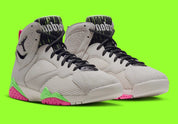 Air Jordan 7 Retro Tennis Day IV6508-030 en Phantom gris avec accents Lime Blast et Pink Blast, mesh, cuir, daim et détails rétro tennis vue de 3/4 face. 
