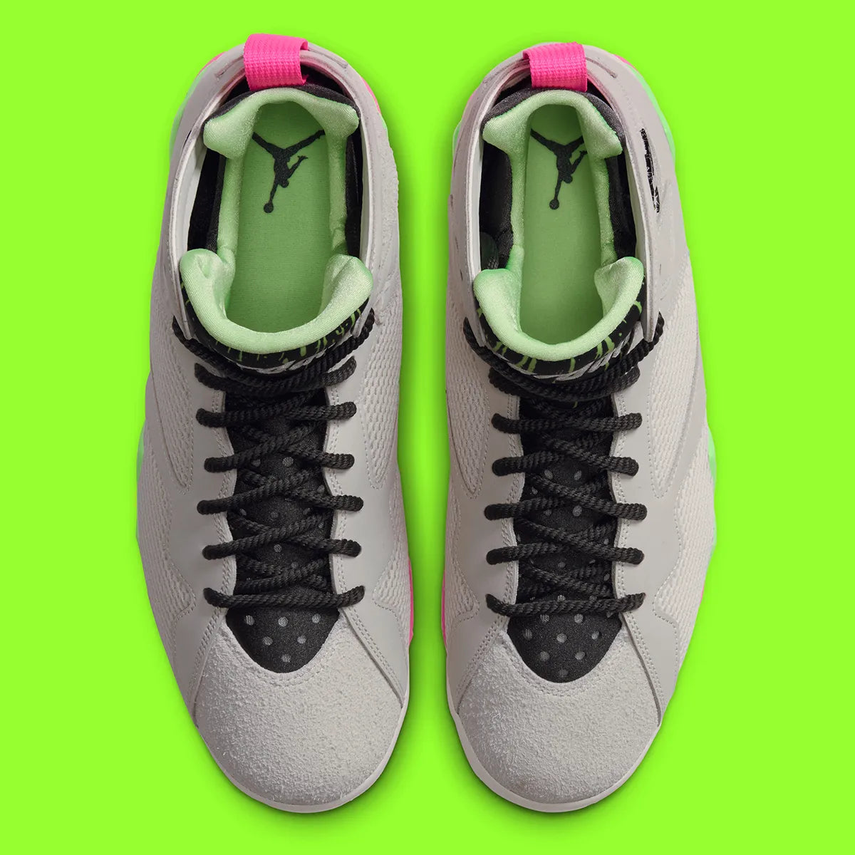 Air Jordan 7 Retro Tennis Day IV6508-030 en Phantom gris avec accents Lime Blast et Pink Blast, mesh, cuir, daim et détails rétro tennis vue du dessus. 