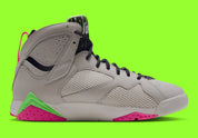 Air Jordan 7 Retro Tennis Day IV6508-030 en Phantom gris avec accents Lime Blast et Pink Blast, mesh, cuir, daim et détails rétro tennis vue de profil intérieur. 
