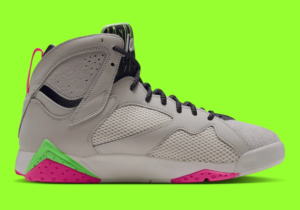 Air Jordan 7 Retro Tennis Day IV6508-030 en Phantom gris avec accents Lime Blast et Pink Blast, mesh, cuir, daim et détails rétro tennis vue de profil intérieur. 