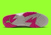 Air Jordan 7 Retro Tennis Day IV6508-030 en Phantom gris avec accents Lime Blast et Pink Blast, mesh, cuir, daim et détails rétro tennis vue du dessous. 
