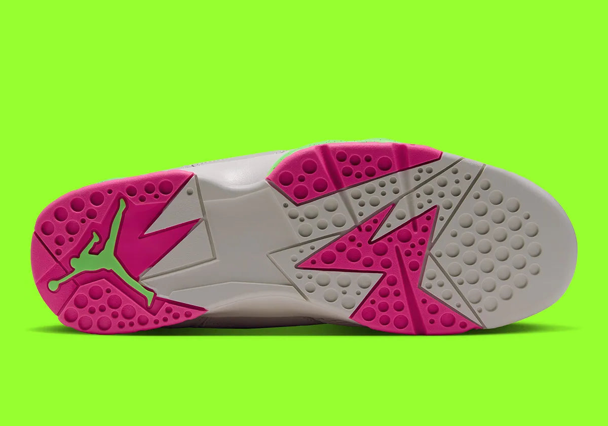 Air Jordan 7 Retro Tennis Day IV6508-030 en Phantom gris avec accents Lime Blast et Pink Blast, mesh, cuir, daim et détails rétro tennis vue du dessous. 
