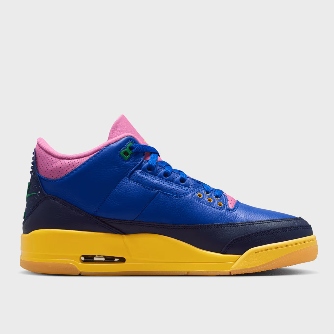 Air Jordan 3 Brazil jaune et verte avec print elephant et semelle Air visible iconique. vue de profil intérieur