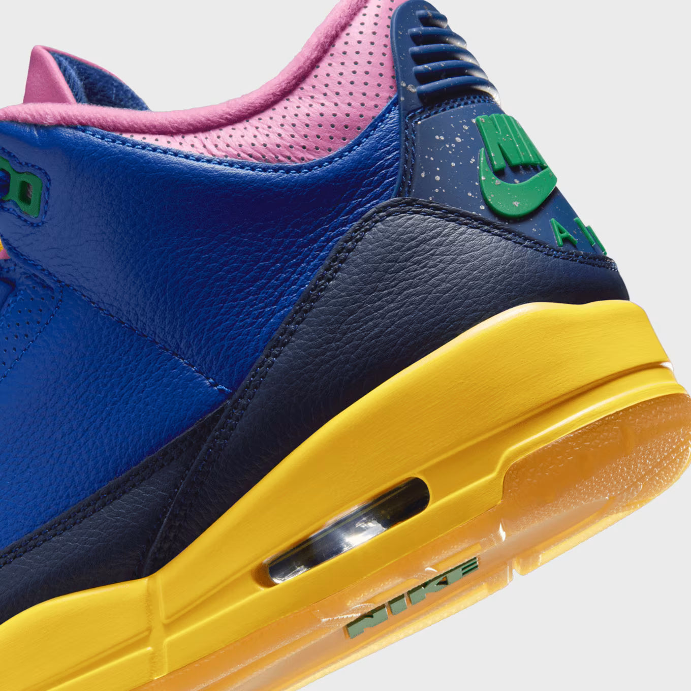 Air Jordan 3 Brazil jaune et verte avec print elephant et semelle Air visible iconique. zoom arrière de la chaussure
