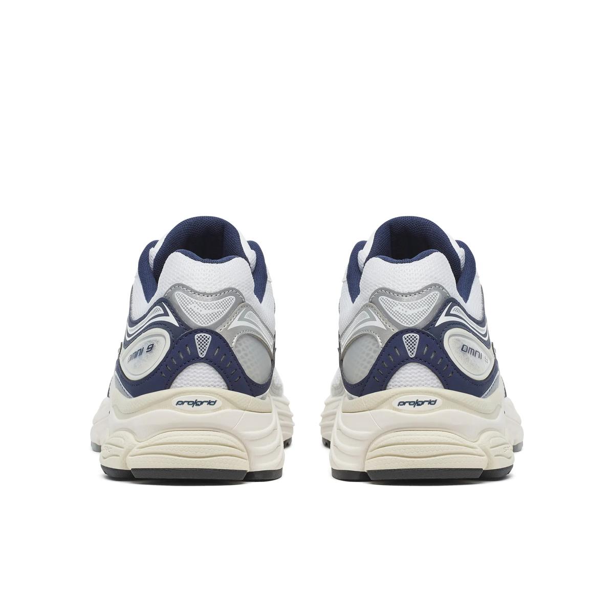 Saucony ProGrid Omni 9 blanche et navy en mesh respirant avec amorti ProGrid et design rétro technique élégant. vue de derrière
