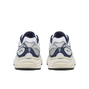 Saucony ProGrid Omni 9 blanche et navy en mesh respirant avec amorti ProGrid et design rétro technique élégant. vue de derrière