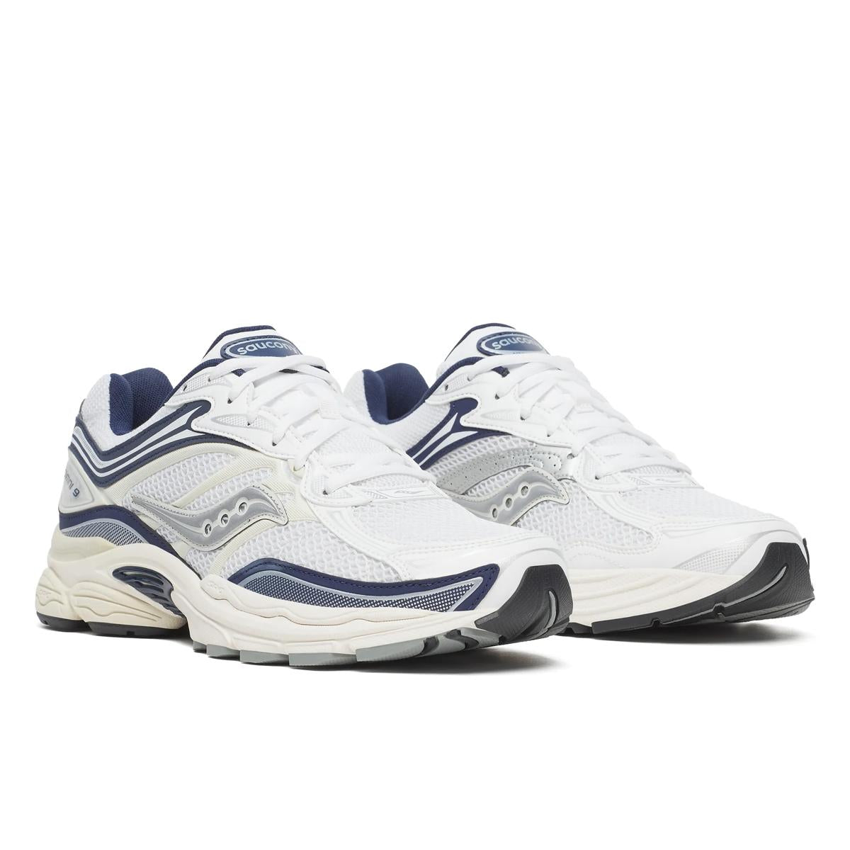 Saucony ProGrid Omni 9 blanche et navy en mesh respirant avec amorti ProGrid et design rétro technique élégant. vue de 3/4