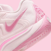 Nike KD 17 NRG Aunt Pearl avec tige en mesh rose, broderies commémoratives, logo KD irisé, amorti Zoom Air et Air Strobel, ainsi qu'une semelle extérieure à traction multidirectionnelle.