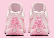 Nike KD 17 NRG Aunt Pearl avec tige en mesh rose, broderies commémoratives, logo KD irisé, amorti Zoom Air et Air Strobel, ainsi qu'une semelle extérieure à traction multidirectionnelle.