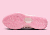 Nike KD 17 NRG Aunt Pearl avec tige en mesh rose, broderies commémoratives, logo KD irisé, amorti Zoom Air et Air Strobel, ainsi qu'une semelle extérieure à traction multidirectionnelle.