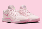 Nike KD 17 NRG Aunt Pearl avec tige en mesh rose, broderies commémoratives, logo KD irisé, amorti Zoom Air et Air Strobel, ainsi qu'une semelle extérieure à traction multidirectionnelle.