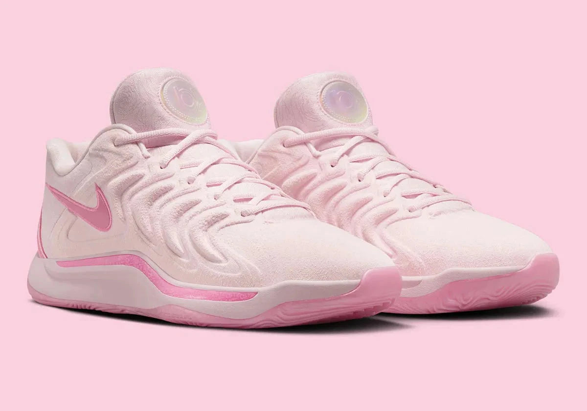 Nike KD 17 NRG Aunt Pearl avec tige en mesh rose, broderies commémoratives, logo KD irisé, amorti Zoom Air et Air Strobel, ainsi qu'une semelle extérieure à traction multidirectionnelle.