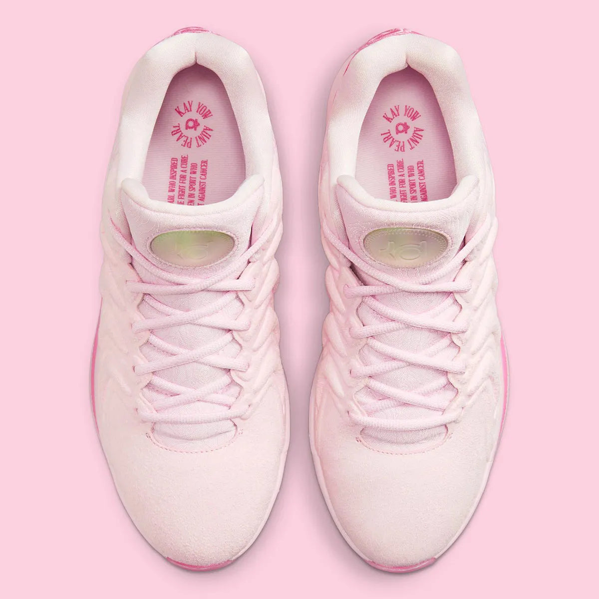 Nike KD 17 NRG Aunt Pearl avec tige en mesh rose, broderies commémoratives, logo KD irisé, amorti Zoom Air et Air Strobel, ainsi qu'une semelle extérieure à traction multidirectionnelle.