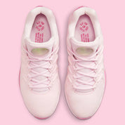 Nike KD 17 NRG Aunt Pearl avec tige en mesh rose, broderies commémoratives, logo KD irisé, amorti Zoom Air et Air Strobel, ainsi qu'une semelle extérieure à traction multidirectionnelle.
