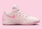 Nike KD 17 NRG Aunt Pearl avec tige en mesh rose, broderies commémoratives, logo KD irisé, amorti Zoom Air et Air Strobel, ainsi qu'une semelle extérieure à traction multidirectionnelle.