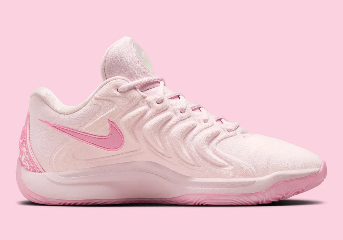 Nike KD 17 NRG Aunt Pearl avec tige en mesh rose, broderies commémoratives, logo KD irisé, amorti Zoom Air et Air Strobel, ainsi qu'une semelle extérieure à traction multidirectionnelle.