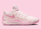 Nike KD 17 NRG Aunt Pearl avec tige en mesh rose, broderies commémoratives, logo KD irisé, amorti Zoom Air et Air Strobel, ainsi qu'une semelle extérieure à traction multidirectionnelle.