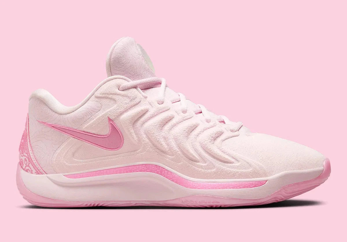 Nike KD 17 NRG Aunt Pearl avec tige en mesh rose, broderies commémoratives, logo KD irisé, amorti Zoom Air et Air Strobel, ainsi qu'une semelle extérieure à traction multidirectionnelle.