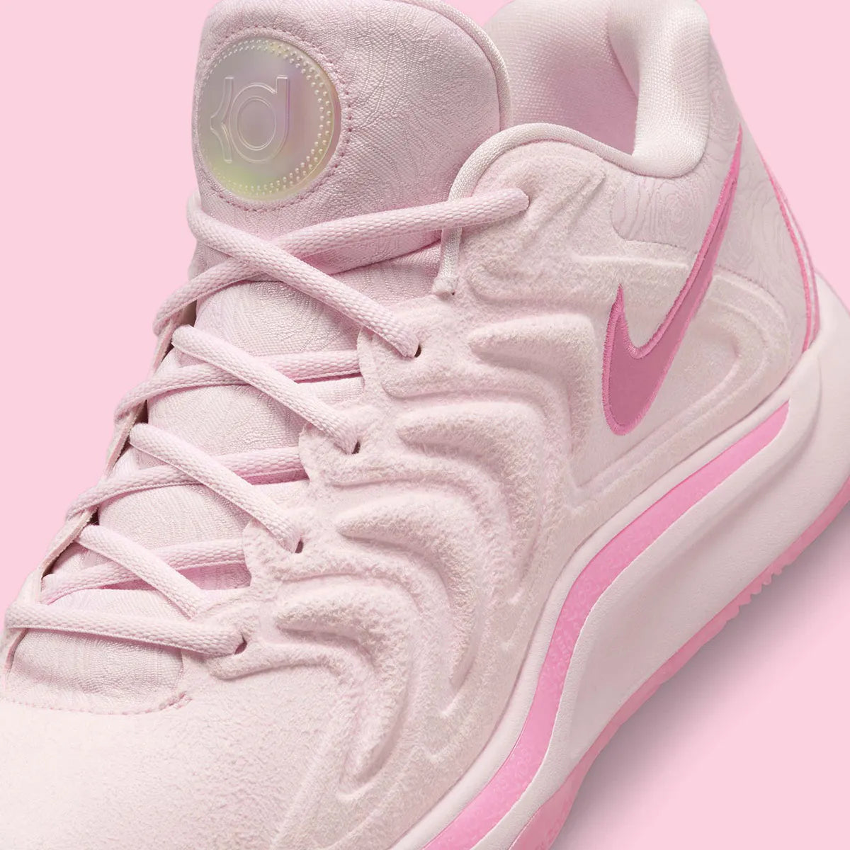 Nike KD 17 NRG Aunt Pearl avec tige en mesh rose, broderies commémoratives, logo KD irisé, amorti Zoom Air et Air Strobel, ainsi qu'une semelle extérieure à traction multidirectionnelle.